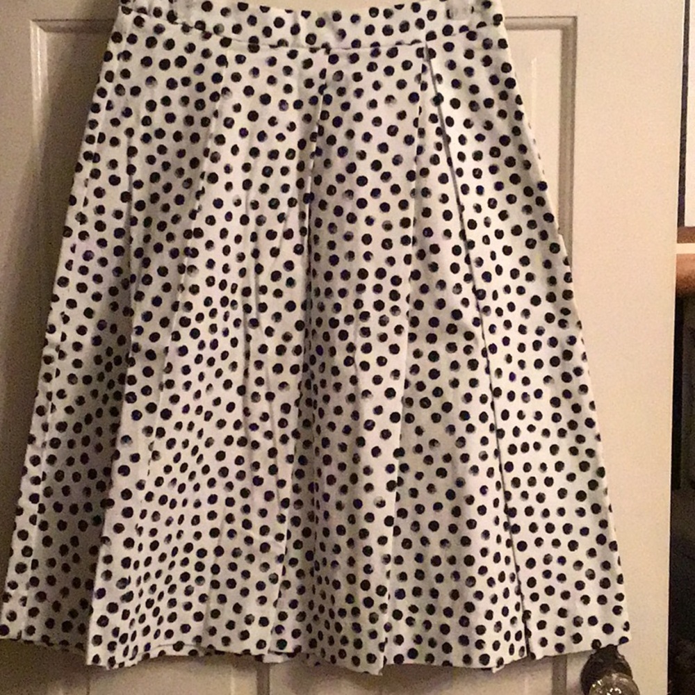 Black/white dot skirt perfect summer staple!